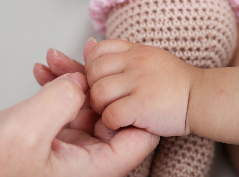 Immagine: 1000 giorni - mano bambino