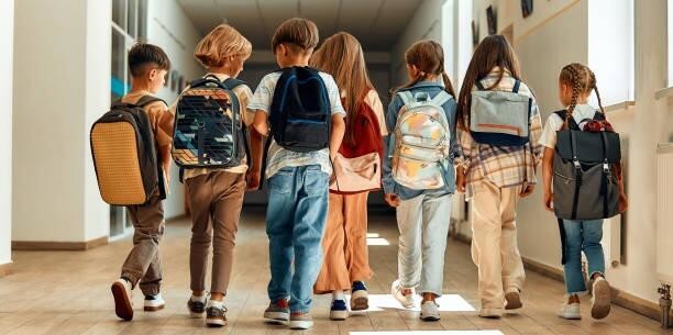 immagine di bambini che vanno a scuola