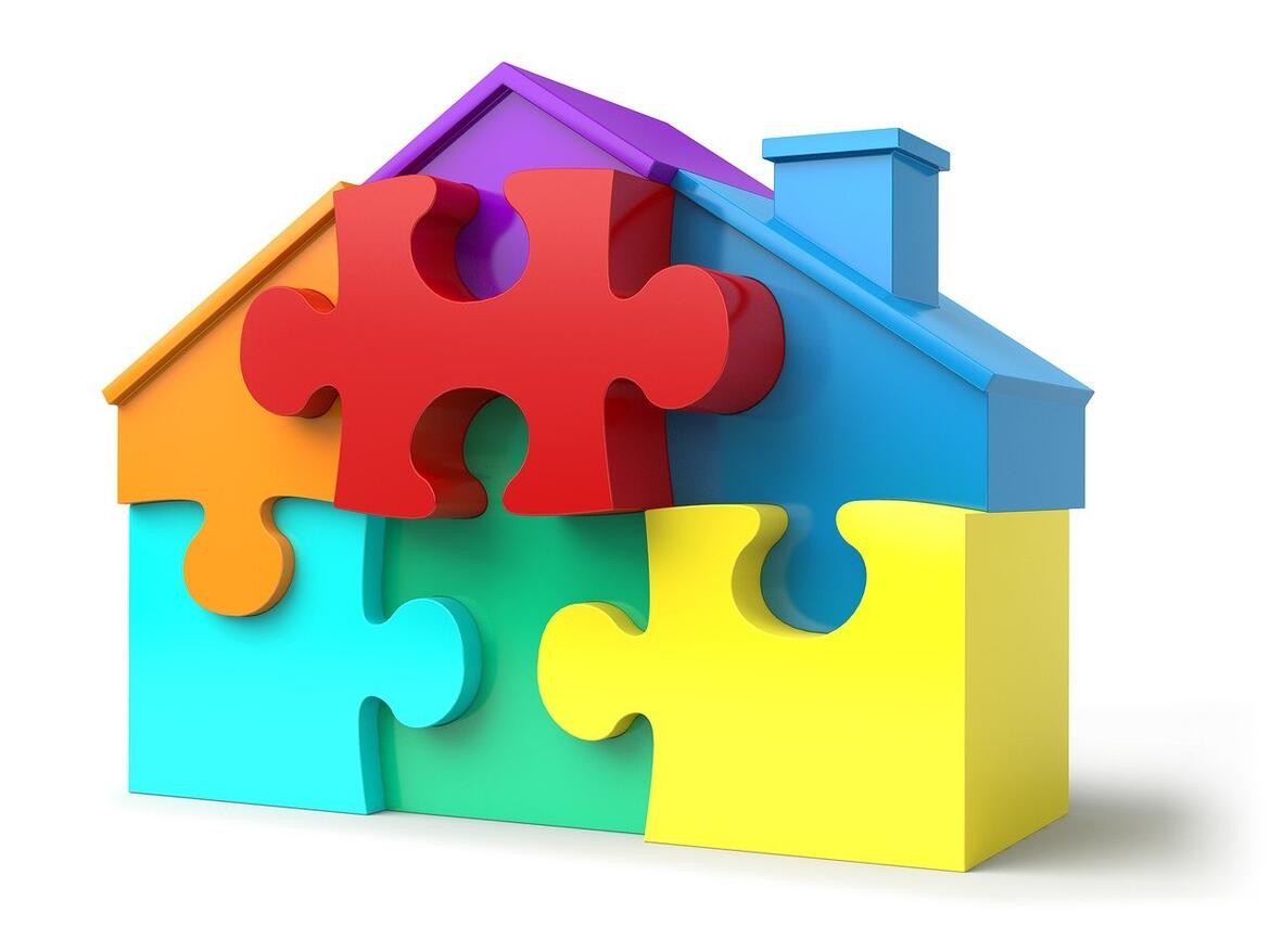edificio a pezzi di puzzle colorati
